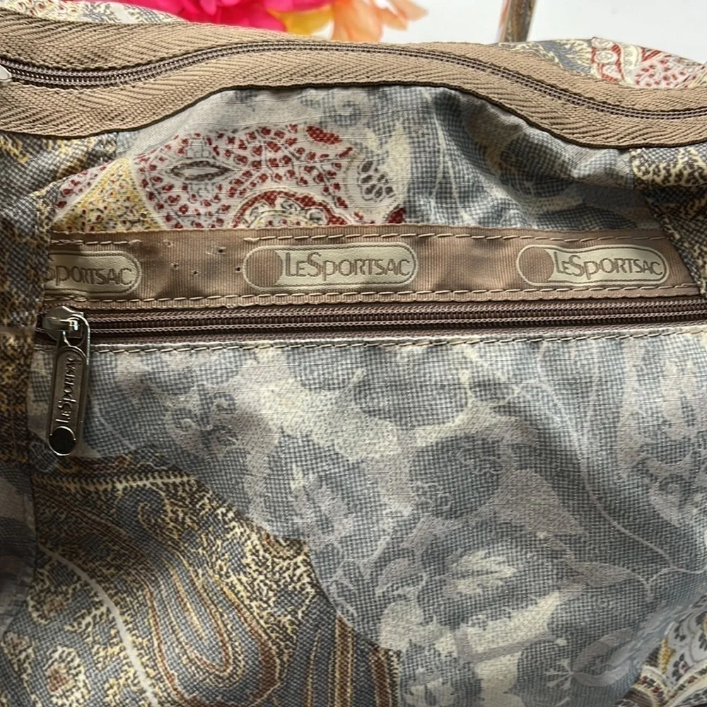 LeSportsac Large Gray Printed Hobo Nylon Crossbody Bag. NYB1719